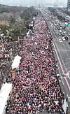 Participants chant slogans during a nationwide doctors’ rally organized by the Korean Medical Association on Yeouidaero in Yeongdeungpo District, western Seoul, on the afternoon of March 3, 2024. [YONHAP]