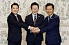 President Lee Jae Myung, center, holds hands with Rep. Jung Chung-rae, right, leader of the ruling Democratic Party, and Rep. Jang Dong-hyeok, leader of the main opposition People Power Party, during their luncheon at the presidential office in Seoul on Sept. 8, 2025. [YONHAP]