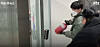 The ″green jumper man″ breaks a security device with a fire extinguisher in the Seoul Western District Court in Mapo District, western Seoul, on Jan. 19. [SCREEN CAPTURE]