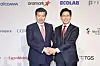 Presidential candidate Kim Moon-soo of the People Power Party, right, and American Chamber of Commerce in Korea Chairman James Kim take a photo after a luncheon in central Seoul on May 19. [YONHAP]