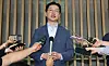 Former South Gyeongsang Gov. Kim Kyung-soo speaks to reporters before boarding a flight to London at Incheon International Airport on June 14. [YONHAP]