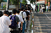 Voters line up to cast their ballots at the Sinchon-dong early voting station set up at the former Sinchon-dong Community Service Center in Seodaemun District, western Seoul, on the second day of early voting for the 21st presidential election on May 30. [YONHAP]