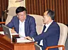 People Power Party (PPP) Rep. Jeong Jeom-sig, left, and PPP floor leader Choo Kyung-ho speak inside the main chamber of the National Assembly on Thursday. [YONHAP]