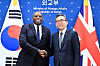 South Korean Foreign Minister Cho Tae-yul, right, and British Foreign Secretary David Lammy hold a strategic dialogue at the Korean Foreign Ministry in Seoul on Monday. [MINISTRY OF FOREIGN AFFAIRS]