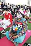A contestant dressed as a clown zones out during the Hangang Space-out Competition at Jamsu Bridge in Seocho District, southern Seoul, on May 11. [PARK SANG-MOON]