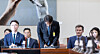 Park Dae-jun, the CEO of Coupang, bows his ahead in apology to lawmakers at the National Assembly’s Science, ICT, Broadcasting and Communications Committee meeting in western Seoul on Dec. 2. [LIM HYUN-DONG]