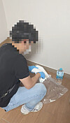 Police seize materials used to produce ecstasy from an apartment building in Gimhae, South Gyeongsang, on Sept. 4. Two British tourists in their 40s were arrested at the scene for allegedly smuggling the ingredients to manufacture and distribute the drug. [GYEONGNAM PROVINCIAL POLICE]
