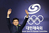 Ryu Seung-min celebrates his victory in the election for president of the Korean Sport & Olympic Committee at the Olympic Hall in southern Seoul on Jan. 14. [NEWS1]