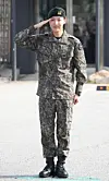 BTS's J-Hope salutes to reporters and fans after finishing his mandatory military duty on Oct. 17 at his base camp in Wonju, Gangwon. [NEWS1]