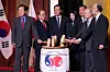 Guests take part in a traditional Japanese kagami biraki ceremony, or breaking open of the lid of a sake barrel with wooden mallets to celebrate important milestones, during a reception marking the 60th anniversary of Korea-Japan diplomatic normalization at Lotte Hotel in central Seoul on June 16. [NEWS1]
