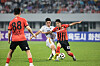 Gangwon FC midfielder Yang Min-hyuk, right, in action during a K League 1 match against Gimcheon Sangmu at Gangneung Sports Complex in Gangneung, Gangwon on June 22. [GIMCHEON SANGMU]