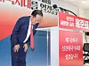 People Power Party (PPP) primary presidential candidate Hong Joon-pyo bows after announcing his retirement from politics following his elimination from the second round of the party's primaries at the PPP headquarters in Yeouido, western Seoul, on April 29. [YONHAP]