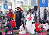 Contemporary performance artist and founder of the Space-out Competition Woopsyang, right, and staffers dressed as satto, or local officials of the Joseon Dynasty, walk among contestants participating in the Hangang Space-out Competition at Jamsu Bridge, in Seocho District, southern Seoul, on May 11. [PARK SANG-MOON]