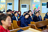 President Lee Jae Myung, right, and first lady Kim Hea Kyung attend a Christmas service and listen to a sermon at Haein Church in Gyeyang District, Incheon, on Dec. 25. [YONHAP]