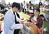 A stafffer checks a contestant's heart rate during the Hangang Space-out Competition in Seocho District, southern Seoul, on May 11. [PARK SANG-MOON]