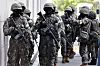 Soldiers wait during a joint counterterrorism drill held at the government complex annex in central Seoul on Aug. 19. [YONHAP]