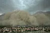 A giant dust storm approaches the Phoenix metro area as a monsoon storm pushes the dust into the air on Aug. 25, in Phoenix. [AP/YONHAP]