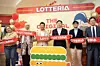 Lotte GRS Chief Executive Officer Lee Won-taek, third from right, and Serai Group Director Najib Hamid, fourth from right, pose for a photo during the opening ceremony of Lotteria's first outlet in Malaysia. [YONHAP]