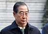 Former Prime Minister Han Duck-soo attends a sentencing hearing at the Seoul Central District Court in Seocho District, southern Seoul, on Jan. 21 on charges of aiding an insurrection and carrying out key tasks in the plot. [NEWS1]