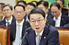 Lee Eog-weon, the chairman of the Financial Services Commission (FSC), answers a question during a parliamentary inspection of his agency at the National Assembly in western Seoul on Oct. 20. [YONHAP]