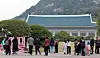 The Blue House grounds filled with visitors on April 9 in central Seoul [NEWS1]