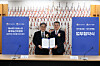 Korea Heritage Service Administrator Huh Min, left, and National Archives of Korea President Lee Yong-chul, right, pose for a photo on Feb. 27 after signing the memorandum of understanding for exhibitions ahead of the 48th session of the Unesco World Heritage Committee in Busan in July. [KOREA HERITAGE SERVICE]