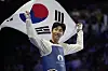 Korea's Park Tae-joon celebrates after winning the taekwondo men's -58kg final against Azerbaijan's Gashim Magomedov at the Grand Palais in Paris on Wednesday. [AP/YONHAP]