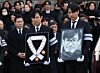 Actors Jung Woo-sung, carrying Ahn's portrait at right, and Lee Jung-jae, holding the Geumgwan Order of Cultural Merit, the country's highest cultural honor that was posthumously awarded to the actor, lead the funeral procession of late actor Ahn Sung-ki at the Myeongdong Cathedral in central Seoul on Jan. 9. [YONHAP]