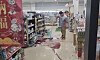 A worker cleans the floor in a shop in Taiwan after an earthquake on Jan. 21. [AP/YONHAP]