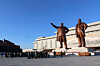 Pyongyang citizens and soldiers pay respect to former North Korea leaders Kim Il-sung and Kim Jong-il in front of their statues on Mansu Hill in Pyongyang on Jan. 1. [AP/YONHAP]