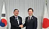 President Lee Jae Myung, right, shakes hands with Japanese Prime Minister Shigeru Ishiba in their first bilateral talks on the margins of the G7 summit in Kananaskis, Canada, on June 17. [JOINT PRESS CORPS]