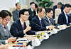Industry Minister Bang Moon-kyu, second from left, speaks during a meeting on Korea's supply chain stabilization at Posco Future M's graphite production facility in Sejong on Wednesday. [NEWS1]