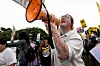 Bethany Edwards shouts at police and CoreCivic employees during a protest outside the CoreCivic Houston Processing Center, a privately operated federal immigration detention facility in Houston, on Aug. 2. [REUTERS/YONHAP]