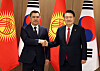 President Yoon Suk Yeol and Kyrgyz President Sadyr Japarov shake hands during their summit at the presidential office in Yongsan, central Seoul on Tuesday. [PRESIDENTIAL OFFICE]