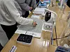 Customers play with Sense Robot Go at the Robot Store in Emart Yeongdeungpo in western Seoul. [CHO YONG-JUN]