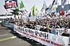 Anti-Yoon Suk Yeol protesters and members of the Koreann Confederation of Trade Unions (KCTU) march, demanding the resignation of Yoon in Gwanghwamun, central Seoul, on Apr. 4. [PARK SANG-MOON]