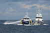 In this photo provided by the Philippine Coast Guard, a Chinese Coast Guard vessel, right, fires it's water cannon at the Philippine's BRP Datu Pagbuaya near Philippine occupied Thitu island locally called Pag-asa island at the South China Sea on Oct. 12. [AP/YONHAP]