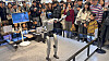 Audiences watch the Unitree G1 robot in action at the Emart Yeongdeungpo store in western Seoul. [CHO YONG-JUN]