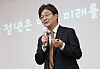 Former lawmaker Yoo Seong-min gives a lecture at Kyungpook National University in Daegu on April 11 [YONHAP]