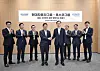 Han Seok-won, executive vice president and head of strategy and planning at Hyundai Motor Group, fourth from left, and Posco Holdings President Lee Joo-tae shake hands during an MOU signing at Hyundai Motor’s offices on April 21. [HYUNDAI MOTOR]