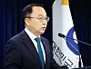Koo Byung-sam, spokesperson for the Ministry of Unification, speaks at a regular press briefing at the government complex in Seoul on April 28. [YONHAP]