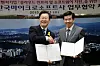 President Lee Jae-myung, left, and American Chamber of Commerce in Korea Chairman and CEO James Kim in 2015 [AMCHAM]