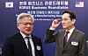 Samsung Electronics Co. Chairman Lee Jae-yong, right, meets with Nvidia Corp. CEO Jensen Huang during a roundtable meeting with Korean and U.S. business leaders at a Washington hotel in Washington on Aug. 25. [YONHAP]