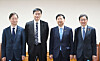 Deputy Prime Minister and Finance Minister Koo Yun-cheol, second from right, poses for a photo with Lee Chan-jin, governor of the Financial Supervisory Service, left, Bank of Korea Gov. Rhee Chang-yong, second from left and Financial Services Commission Chairman Lee Eog-weon, right, during a market situation review meeting at the Korean Federation of Banks in Jung District, Seoul, on Nov. 28. [NEWS1]