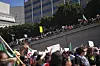 Protesters block the 101 Freeway near the metropolitan detention center of downtown Los Angeles on June 8 following last night's immigration raid protest. [AP/YONHAP]