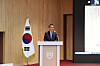 Lee Hyung-taek, head of Chungbuk National University's Office of Planning, explains details about the merged university during a meeting on Monday. [CHUNGBUK NATIONAL UNIVERSITY]