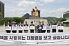 Korean Publishers Association (KPA) President Yoon Chul-ho speaks during a press conference amid a government agency demanding the organization pay 359 million won ($263,573) following alleged missing profit records from the Seoul International Book Fair, at Gwanghwamun Square in Jongno District, central Seoul, on Monday [YONHAP]