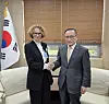 National Security Adviser Wi Sung-lac, right, poses with Radmila Shekerinska, deputy secretary general of the North Atlantic Treaty Organization, at the presidential office in Yongsan, Seoul, on Oct. 20, in this photo provided by his office. [YONHAP]