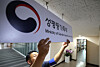 An employee fixes the plaque for the Ministry of Gender Equality and Family at the government complex in Jongno District, central Seoul, on Sept. 30. [NEWS1]