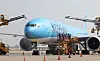 Korean Air employees wash the fuselage of a Boeing 777-300ER aircraft, HL8008, in front of the maintenance hangar in Incheon on April 24. [YONHAP]